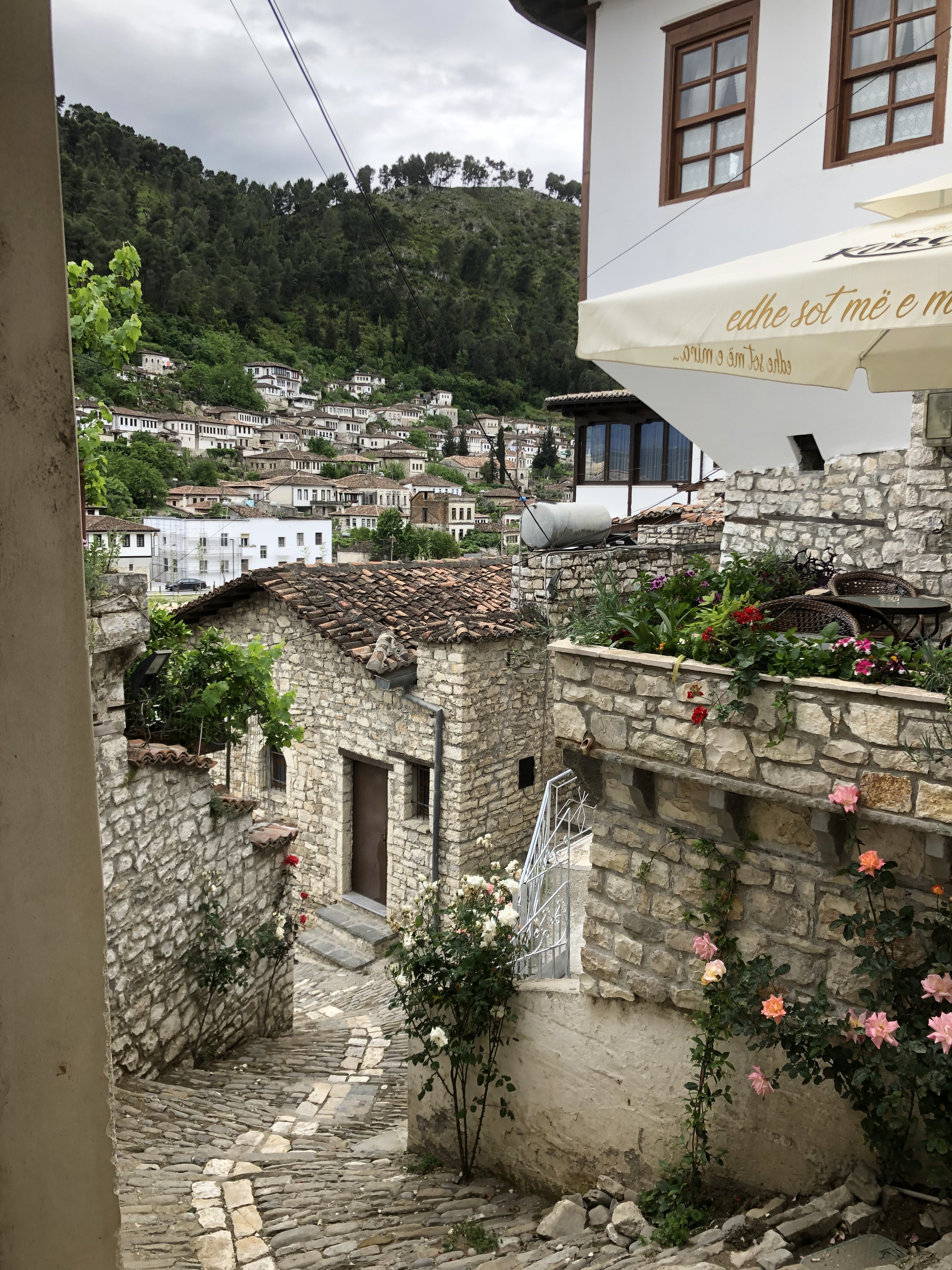 Vue de la citadelle de Berat en Albanie depuis les ruelles du centre historique