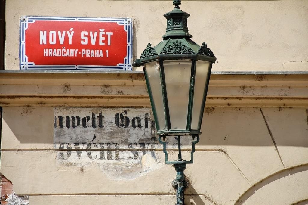 Ruelles pavées et maisons colorées à un étage du quartier Nový Svět à Prague,